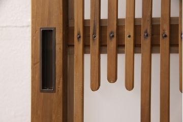 格子戸をリペア&カスタム!高さを高くリサイズし、裏にすりガラスを追加。引手と戸車を取り付け、全体を蜜蝋ワックスで仕上げ。(引き戸、建具)