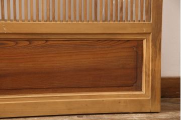 格子戸をリペア&カスタム!高さを高くリサイズし、裏にすりガラスを追加。引手と戸車を取り付け、全体を蜜蝋ワックスで仕上げ。(引き戸、建具)