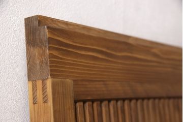 格子戸をリペア&カスタム!高さを高くリサイズし、裏にすりガラスを追加。引手と戸車を取り付け、全体を蜜蝋ワックスで仕上げ。(引き戸、建具)