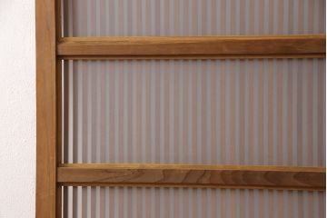 格子戸をリペア&カスタム!高さを高くリサイズし、裏にすりガラスを追加。引手と戸車を取り付け、全体を蜜蝋ワックスで仕上げ。(引き戸、建具)