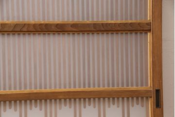 格子戸をリペア&カスタム!高さを高くリサイズし、裏にすりガラスを追加。引手と戸車を取り付け、全体を蜜蝋ワックスで仕上げ。(引き戸、建具)