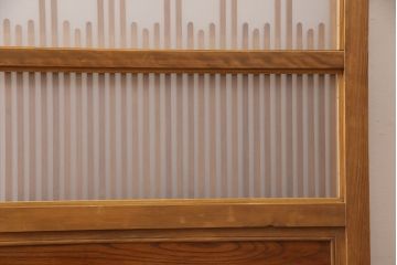 格子戸をリペア&カスタム!高さを高くリサイズし、裏にすりガラスを追加。引手と戸車を取り付け、全体を蜜蝋ワックスで仕上げ。(引き戸、建具)