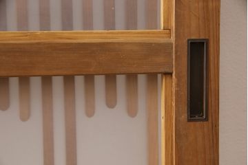 格子戸をリペア&カスタム!高さを高くリサイズし、裏にすりガラスを追加。引手と戸車を取り付け、全体を蜜蝋ワックスで仕上げ。(引き戸、建具)