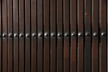 格子戸2枚をリペア&カスタム!高さと幅をリサイズし、吊り戸仕様に加工。引手とガラスを取り付け。(板戸、建具、引き戸)