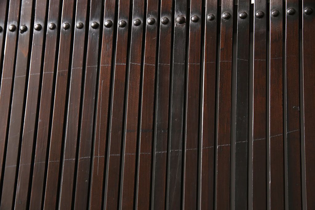 格子戸2枚をリペア&カスタム!高さと幅をリサイズし、吊り戸仕様に加工。引手とガラスを取り付け。(板戸、建具、引き戸)