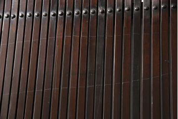 格子戸2枚をリペア&カスタム!高さと幅をリサイズし、吊り戸仕様に加工。引手とガラスを取り付け。(板戸、建具、引き戸)