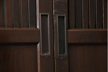 格子戸2枚をリペア&カスタム!高さと幅をリサイズし、吊り戸仕様に加工。引手とガラスを取り付け。(板戸、建具、引き戸)