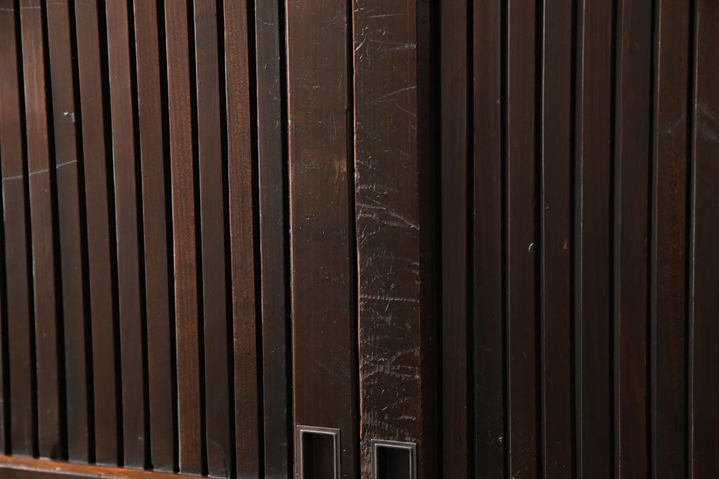 格子戸2枚をリペア&カスタム!高さと幅をリサイズし、吊り戸仕様に加工。引手とガラスを取り付け。(板戸、建具、引き戸)