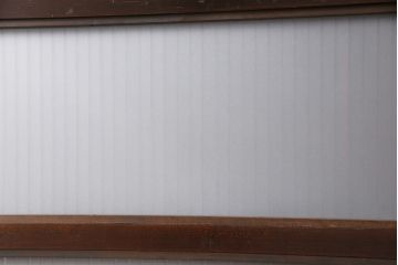 格子戸2枚をリペア&カスタム!高さと幅をリサイズし、吊り戸仕様に加工。引手とガラスを取り付け。(板戸、建具、引き戸)