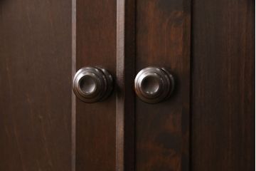 北海道民芸家具のサイドキャビネットをリペア&カスタム!扉のガラスを木製板に交換。台輪を取り付け。(収納棚、戸棚)