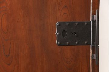 アンティーク蔵戸をリペア&カスタム!高さと幅をリサイズし、吊り戸仕様に加工。合わせて戸枠も新規製作。(玄関戸、引き戸、建具)