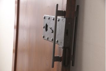 アンティーク蔵戸をリペア&カスタム!高さと幅をリサイズし、吊り戸仕様に加工。合わせて戸枠も新規製作。(玄関戸、引き戸、建具)