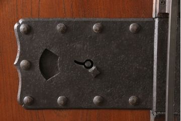 アンティーク蔵戸をリペア&カスタム!高さと幅をリサイズし、吊り戸仕様に加工。合わせて戸枠も新規製作。(玄関戸、引き戸、建具)