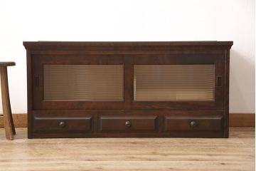 北海道民芸家具のローボードをリペア&カスタム!引き戸にモールガラスを入れ、引手金具を取り付け。背面に配線穴あけ加工をし、テレビ台にリメイク。(テレビボード)