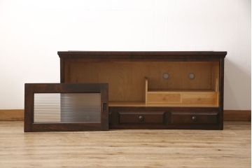 北海道民芸家具のローボードをリペア&カスタム!引き戸にモールガラスを入れ、引手金具を取り付け。背面に配線穴あけ加工をし、テレビ台にリメイク。(テレビボード)