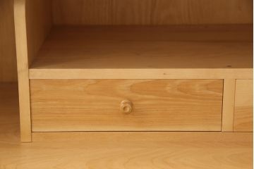 北海道民芸家具のローボードをリペア&カスタム!引き戸にモールガラスを入れ、引手金具を取り付け。背面に配線穴あけ加工をし、テレビ台にリメイク。(テレビボード)