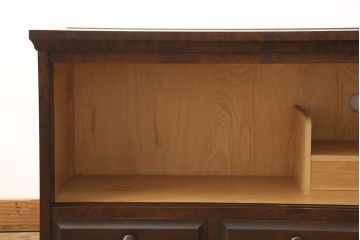 北海道民芸家具のローボードをリペア&カスタム!引き戸にモールガラスを入れ、引手金具を取り付け。背面に配線穴あけ加工をし、テレビ台にリメイク。(テレビボード)