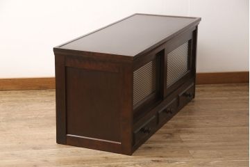 北海道民芸家具のローボードをリペア&カスタム!引き戸にモールガラスを入れ、引手金具を取り付け。背面に配線穴あけ加工をし、テレビ台にリメイク。(テレビボード)