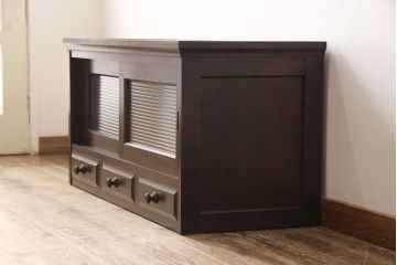 北海道民芸家具のローボードをリペア&カスタム!引き戸にモールガラスを入れ、引手金具を取り付け。背面に配線穴あけ加工をし、テレビ台にリメイク。(テレビボード)