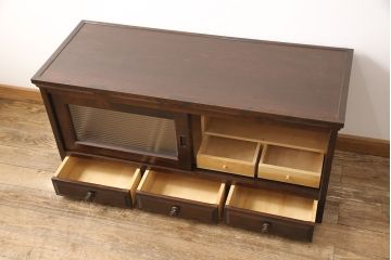 北海道民芸家具のローボードをリペア&カスタム!引き戸にモールガラスを入れ、引手金具を取り付け。背面に配線穴あけ加工をし、テレビ台にリメイク。(テレビボード)