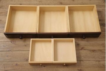 北海道民芸家具のローボードをリペア&カスタム!引き戸にモールガラスを入れ、引手金具を取り付け。背面に配線穴あけ加工をし、テレビ台にリメイク。(テレビボード)