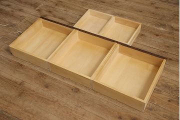 北海道民芸家具のローボードをリペア&カスタム!引き戸にモールガラスを入れ、引手金具を取り付け。背面に配線穴あけ加工をし、テレビ台にリメイク。(テレビボード)