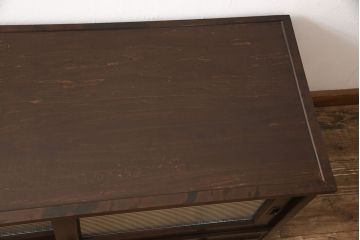 北海道民芸家具のローボードをリペア&カスタム!引き戸にモールガラスを入れ、引手金具を取り付け。背面に配線穴あけ加工をし、テレビ台にリメイク。(テレビボード)