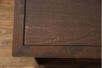 北海道民芸家具のローボードをリペア&カスタム!引き戸にモールガラスを入れ、引手金具を取り付け。背面に配線穴あけ加工をし、テレビ台にリメイク。(テレビボード)