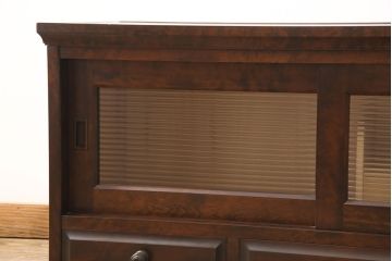 北海道民芸家具のローボードをリペア&カスタム!引き戸にモールガラスを入れ、引手金具を取り付け。背面に配線穴あけ加工をし、テレビ台にリメイク。(テレビボード)