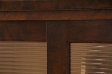 北海道民芸家具のローボードをリペア&カスタム!引き戸にモールガラスを入れ、引手金具を取り付け。背面に配線穴あけ加工をし、テレビ台にリメイク。(テレビボード)