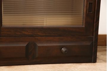 北海道民芸家具のローボードをリペア&カスタム!引き戸にモールガラスを入れ、引手金具を取り付け。背面に配線穴あけ加工をし、テレビ台にリメイク。(テレビボード)