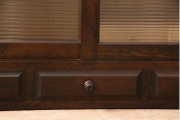 北海道民芸家具のローボードをリペア&カスタム!引き戸にモールガラスを入れ、引手金具を取り付け。背面に配線穴あけ加工をし、テレビ台にリメイク。(テレビボード)