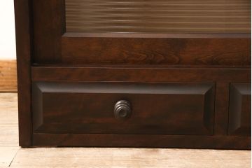 北海道民芸家具のローボードをリペア&カスタム!引き戸にモールガラスを入れ、引手金具を取り付け。背面に配線穴あけ加工をし、テレビ台にリメイク。(テレビボード)