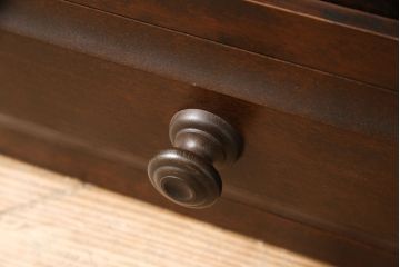 北海道民芸家具のローボードをリペア&カスタム!引き戸にモールガラスを入れ、引手金具を取り付け。背面に配線穴あけ加工をし、テレビ台にリメイク。(テレビボード)