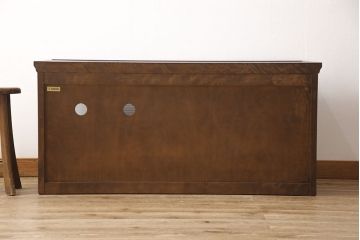 北海道民芸家具のローボードをリペア&カスタム!引き戸にモールガラスを入れ、引手金具を取り付け。背面に配線穴あけ加工をし、テレビ台にリメイク。(テレビボード)