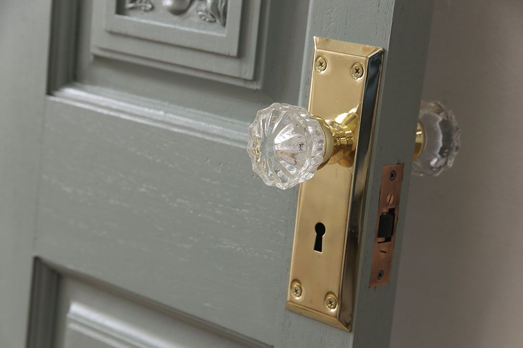 ペイントドアをリペア&カスタム!幅をリサイズし、ドアノブパーツを取り付け。青緑色にペイント仕上げ。(扉、建具)