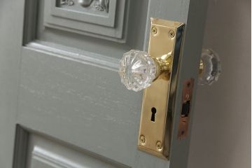 ペイントドアをリペア&カスタム!幅をリサイズし、ドアノブパーツを取り付け。青緑色にペイント仕上げ。(扉、建具)