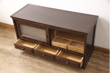 北海道民芸家具のローテーブルをリペア&カスタム!台輪と配線用穴を追加し、テレビ台にリメイク。引き戸にチェッカーガラスを使用。(テレビボード、戸棚)