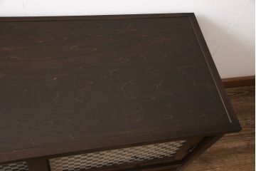 北海道民芸家具のローテーブルをリペア&カスタム!台輪と配線用穴を追加し、テレビ台にリメイク。引き戸にチェッカーガラスを使用。(テレビボード、戸棚)