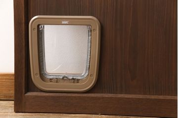 ガラス扉をリペア&カスタム!高さを高くリサイズし、ガラスを気泡ガラスに変更。蝶番・取っ手・猫用出入り口を取り付け。(ドア、建具)