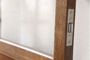 ガラス扉をリペア&カスタム!高さを高くリサイズし、ガラスを気泡ガラスに変更。蝶番・取っ手・猫用出入り口を取り付け。(ドア、建具)