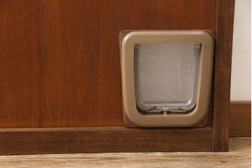 ガラス扉をリペア&カスタム!高さを高くリサイズし、ガラスを気泡ガラスに変更。蝶番・取っ手・猫用出入り口を取り付け。(ドア、建具)