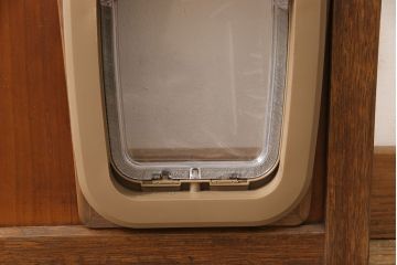 ガラス扉をリペア&カスタム!高さを高くリサイズし、ガラスを気泡ガラスに変更。蝶番・取っ手・猫用出入り口を取り付け。(ドア、建具)