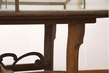 フランスアンティークのガラスケースの見た目を変えずに綺麗にリペア!脚とガラスケースを分割できる仕様に加工。(ショーケース、店舗什器)