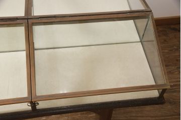 フランスアンティークのガラスケースの見た目を変えずに綺麗にリペア!脚とガラスケースを分割できる仕様に加工。(ショーケース、店舗什器)