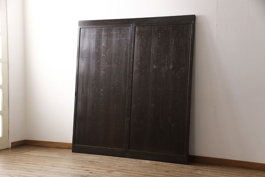 板戸2枚をリペア&カスタム!高さを高くリサイズし、中央に鋲を取り付け。(建具、引き戸)