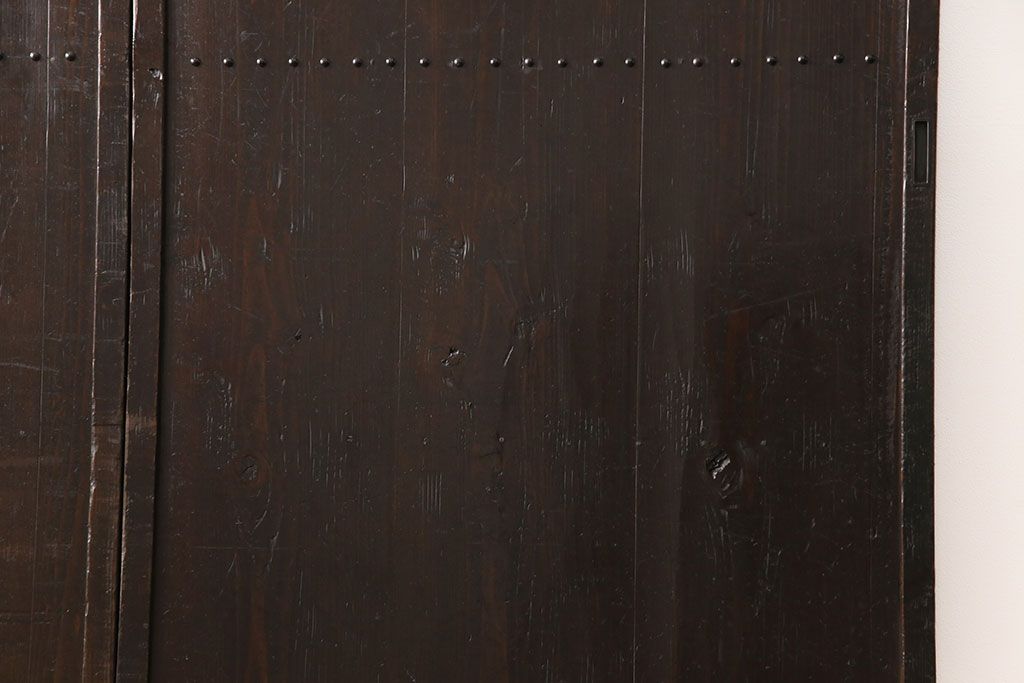 板戸2枚をリペア&カスタム!高さを高くリサイズし、中央に鋲を取り付け。(建具、引き戸)