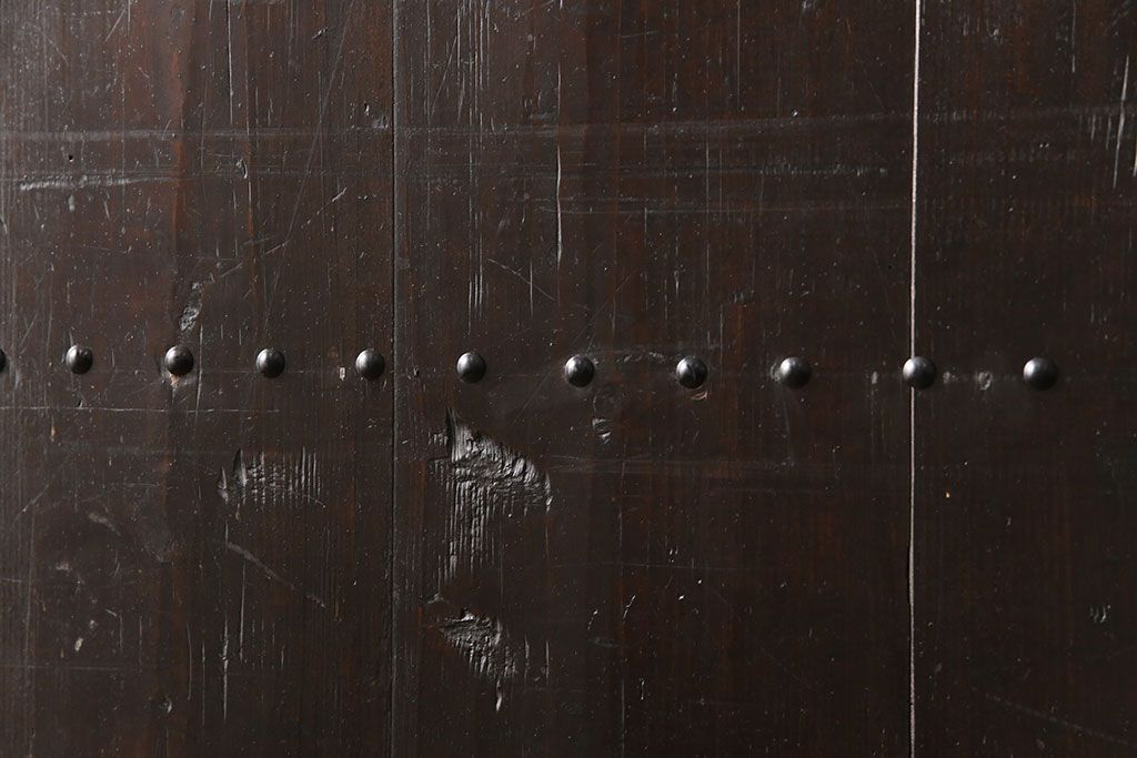 板戸2枚をリペア&カスタム!高さを高くリサイズし、中央に鋲を取り付け。(建具、引き戸)