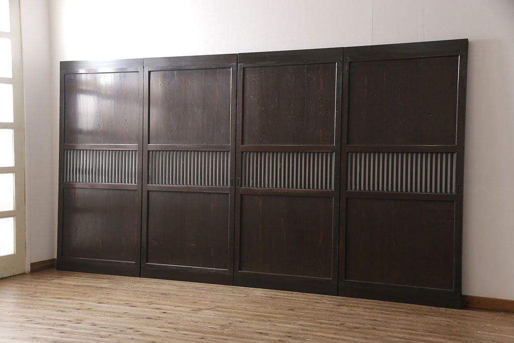 格子戸4枚をリペア&カスタム!高さを高くリサイズし、ガラスをすりガラスに変更。全体をワントーン落ち着いた色味に着色し仕上げ。(引き戸、板戸)