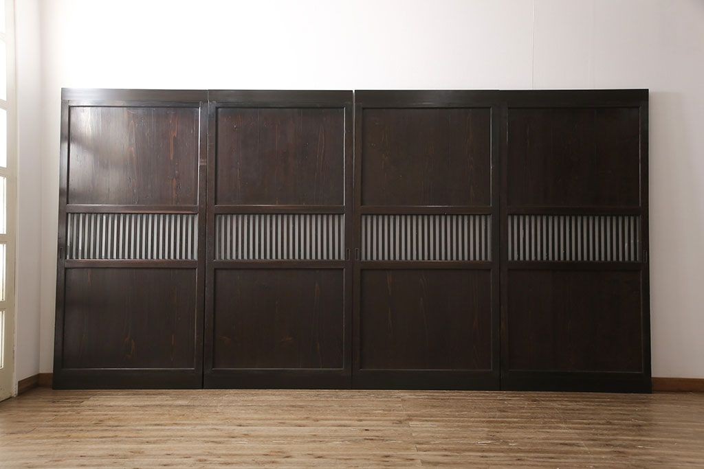 格子戸4枚をリペア&カスタム!高さを高くリサイズし、ガラスをすりガラスに変更。全体をワントーン落ち着いた色味に着色し仕上げ。(引き戸、板戸)